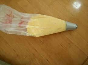 然后装到裱花袋里。同时烤箱预热。