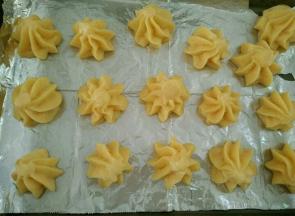 挤到垫了锡纸的烤盘里，每个之间要留有空隙。放到烤箱上管190下管180度烤12分钟左右，观察泡芙已经充分膨胀后，上下管各降低20度，再烤25分钟左右出炉。