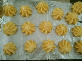 挤到垫了锡纸的烤盘里，每个之间要留有空隙。放到烤箱上管190下管180度烤12分钟左右，观察泡芙已经充分膨胀后，上下管各降低20度，再烤25分钟左右出炉。