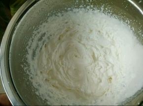 淡奶油加入糖粉打发。装到裱花袋。