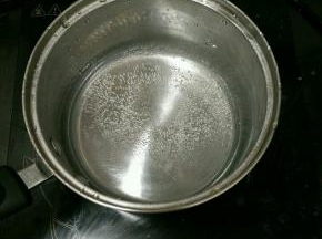 锅里放足够的水。