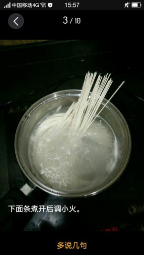烧开后加入面条和少许油。