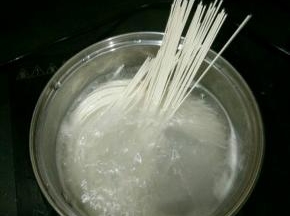 烧开后加入面条和少许油。