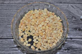花生碎和黑芝麻、麦片、小麦胚芽放一起，混合均匀