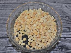 花生碎和黑芝麻、麦片、小麦胚芽放一起，混合均匀