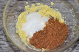 黄油软化至轻按有坑
用电动打蛋器低档打至顺滑
加入红糖粉和砂糖