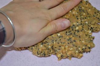 把面团放在案板上，拍成7mm厚的面片