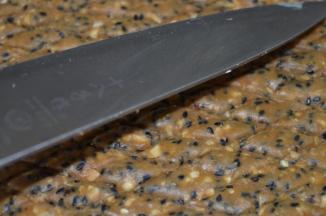 然后用刀背在饼片上斜压棱形