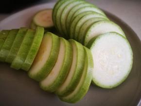 西葫芦洗净切片