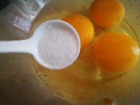 鸡蛋打入碗中 加入适量盐 打散