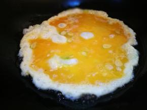 锅中油热下鸡蛋 炒好盛出