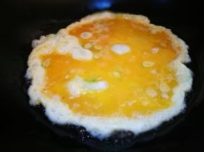 锅中油热下鸡蛋 炒好盛出