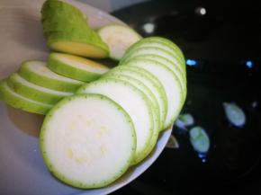 锅中再倒油 爆香葱花 倒入西葫芦