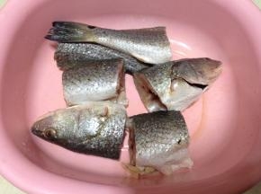 美国红鱼去鳞、去内脏洗净每条剁成三段
