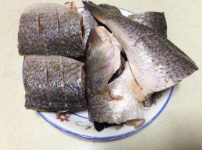 在每一段上用刀划上两刀以便入味，用盐和料酒腌制15分钟