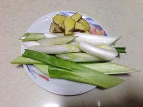 
葱切大段、姜切片