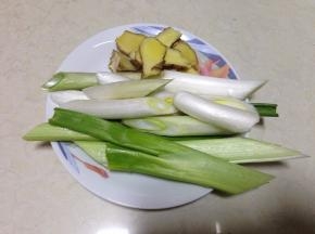 
葱切大段、姜切片