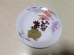 花椒、大料、香叶备好