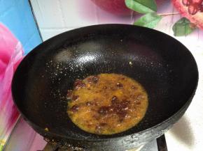 
锅内留底油，下入郫县豆瓣酱炒出红油