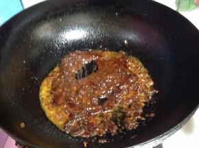 随后下入黄豆酱、料酒炒出香味