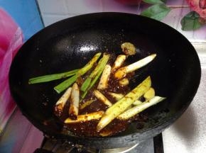 
下入葱、姜炒匀