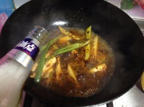 
倒入啤酒