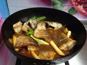 
倒入鱼块