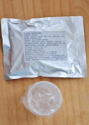 草莓味酸奶菌粉，做一次需要这么一袋。杯子可以用来量水。
