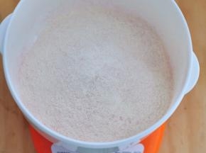 把包装打开，把菌粉倒入酸奶机内胆中。