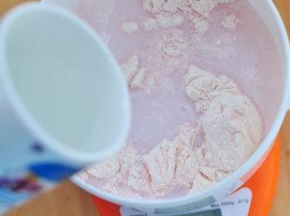 加入410克温水。