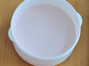 经过冷藏后的酸奶，变得像固体奶酪一样浓稠。