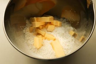 冷藏的黄油不需要室温软化，和过筛的低粉、盐以及细砂糖混合在一起。