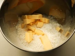 冷藏的黄油不需要室温软化，和过筛的低粉、盐以及细砂糖混合在一起。