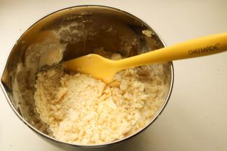 搅拌一会，会成为细碎的酥粒状小面团。