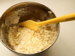 搅拌一会，会成为细碎的酥粒状小面团。