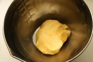 加入牛奶和一个蛋黄，混合成团，包好保鲜膜放入冰箱冷藏松弛一会。