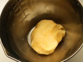 加入牛奶和一个蛋黄，混合成团，包好保鲜膜放入冰箱冷藏松弛一会。