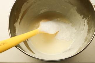 奶油奶酪、砂糖、牛奶，全部放入搅拌盆里，隔热水加热搅拌顺滑。