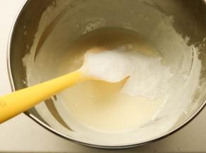 奶油奶酪、砂糖、牛奶，全部放入搅拌盆里，隔热水加热搅拌顺滑。