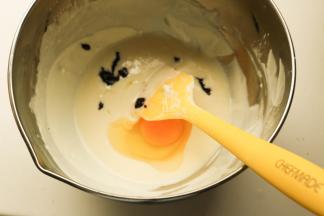 奶油奶酪冷却至室温，加入一个全蛋和蓝莓果酱搅拌均匀。