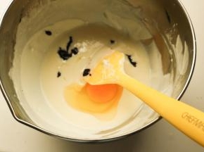 奶油奶酪冷却至室温，加入一个全蛋和蓝莓果酱搅拌均匀。