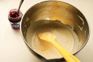 再加入玉米淀粉继续搅拌均匀顺滑，内陷就做好了。