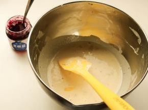 再加入玉米淀粉继续搅拌均匀顺滑，内陷就做好了。