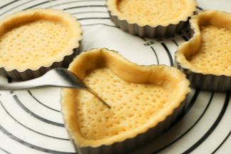 用叉子把派皮扎一些小洞，避免待会烘烤的时候鼓起来。