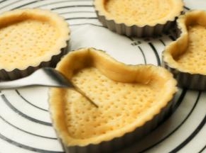 用叉子把派皮扎一些小洞，避免待会烘烤的时候鼓起来。