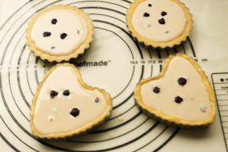 再倒入刚才做好的芝士馅，表面再放几颗蓝莓装饰。