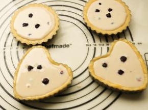 再倒入刚才做好的芝士馅，表面再放几颗蓝莓装饰。