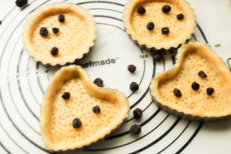 先放几个蓝莓，这些蓝莓是蓝莓季节时候冷冻保存到现在的。