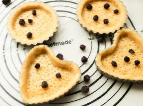 先放几个蓝莓，这些蓝莓是蓝莓季节时候冷冻保存到现在的。