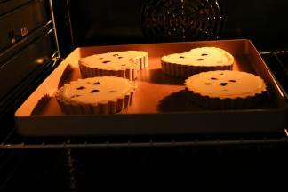 烤箱预热180度，烤30分钟左右。